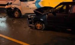 PTT Kargo aracı ile otomobil çarpıştı: 2 yaralı