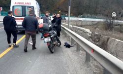 Bariyere çarpan motosikletin sürücüsü yaralandı