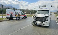 Ambulans ile minibüs çarpıştı 2 yaralı