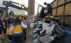 Feci kaza: Trenin çarptığı araç hurdaya döndü!