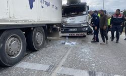 Manisa'da kamyonet tıra arkadan çarptı