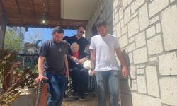 101 yaşındaki Zekiye teyze engel tanımayarak sandığa gitti