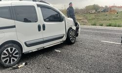 Hafif ticari araç ile otomobil çarpıştı: 7 yaralı