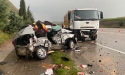 Kamyon ile otomobil çarpıştı: 2 genç feci kazada öldü