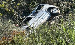 Lastiği patlayan araç yol kenarına girip şarampole uçtu