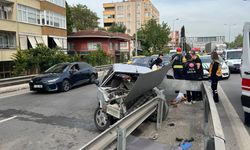 Otomobil yol ayrımındaki bariyere saplandı: 1 ölü