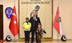 Manisa İl Emniyet Müdürü Fahri Aktaş, makamını minik Simay'a devretti