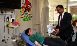 Başkan Öküzcüoğlu, bayramı hastanede tedavi gören çocuklarla kutladı