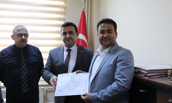 Kırkağaç Belediye Başkanı Üstün Dönmez mazbatasını aldı