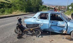 Demirci'de otomobille motosiklet çarpıştı