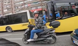 Trafikte kahkahaya boğan kaza: Motosikletine çarpan kişi annesi çıktı