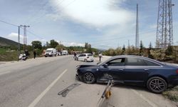 İki otomobil çarpıştı: 3 yaralı