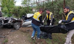 Kazada park halinde kamyona arkadan çarpan Tofaş marka araç parçalanarak genç sürücüye mezar oldu