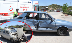 Manisa'da iki otomobil çarpıştı: 2’si çocuk 3 kişi yaralandı