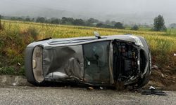 Manisa'da otomobil devrildi: 3 kişi yaralandı