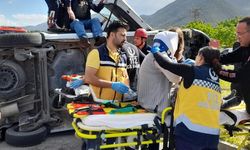 Kırkağaç'ta kaza: 2 kişi kurtarıldı