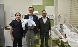 Ferdi Zeyrek Dünya Bebek Günü’nde Manisa’da dünyaya gelen ilk bebeği ziyaret etti