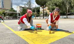 Manisa'da Kızılay Gönüllüleri okul bahçesini renklendirdi