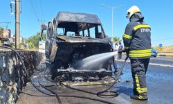 Manisa'nın Turgutlu İlçesinde yolcu minibüsü alev alev yandı
