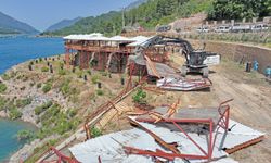 Alanya’da mutlak koruma alanındaki ruhsatsız 34 çardak ve betonarme inşaat yıkıldı