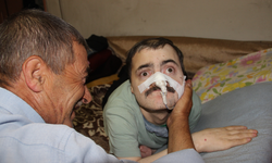 Manisa'da engelli oğluna ömrünü adayan baba evsiz kalmanın eşiğinde
