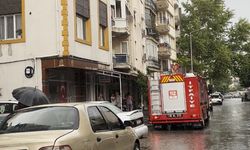 Facianın eşiğinden dönüldü:Akhisar’da apartmanın çatısına yıldırım düştü