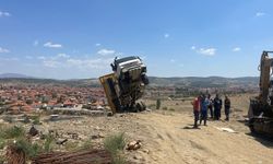 Kula'da moloz boşaltan kamyon havada asılı kaldı