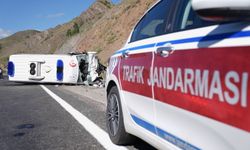 Ambulans ile hafif ticari araç çarpıştı: 4 ölü