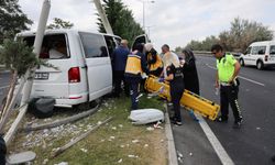 Kontrolden çıkan minibüs aydınlatma direğine çarptı: 2 yaralı