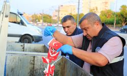 Okul önünde çöpe atılan bayraklar polisi alarma geçirdi