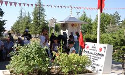 15 Temmuz kahramanı şehit Ömer Halisdemir'in kabrinde yoğunluk yaşanıyor