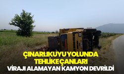 Çınarlıkuyu yolunda tehlike çanları: Virajı alamayan kamyon devrildi