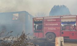 Büyükşehir ekipleri Gördes'teki yangınla mücadele ediyor!