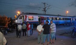 İzmir'de yolcu treni hemzemin geçitte traktöre çarptı