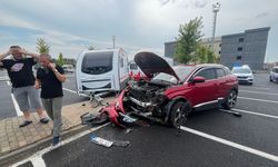 Hastane otoparkında park halindeki karavana çarptı