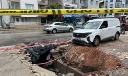 Yaz sağanağı vurdu: 1 araç göçen yolun içine düştü