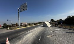 Manisa'da mermer yüklü tır devrildi: Tonlarca mermer yere saçıldı