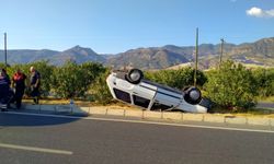 Ters dönen otomobilden burunları kanamadan çıktılar