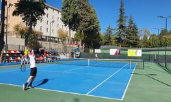 Demirci'deki tenis turnuvası 60 sporcuyla başladı