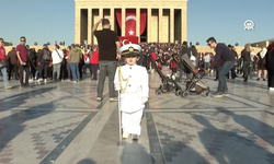 Anıtkabir'de askerlerin nöbet değişimini taklit eden minik Barskan, ziyaretçilerin ilgi odağı oldu