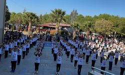 Manisa'da Cumhuriyet'in 101. yılında 200 öğrenci zeybek oynadı