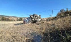 Manisa'da freni boşalan beton mikseri yoldan çıktı: 1 yaralı