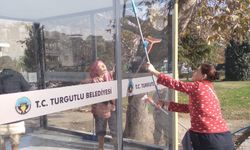 Turgutlu’da zarar gören servis bekleme durakları yenilendi