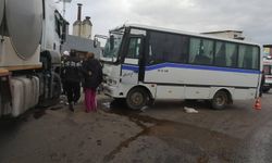 Manisa’da süt kamyonu ile servis minibüsü çarpıştı