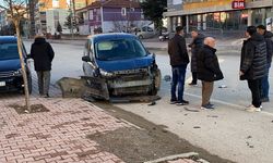 İki hafif ticari aracın çarpıştığı kaza kamerada