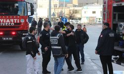 4 katlı binada yangın: Vatandaşlar kurtarılmayı bekliyor