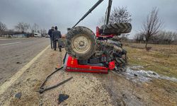 Minibüsle çarpışan traktör devrildi: 3 yaralı