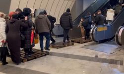 Metrobüs alt geçidi su bastı: Vatandaş suların içinde yürümek zorunda kaldı