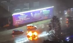 Alev alan otomobil reklam tabelasına çarptı