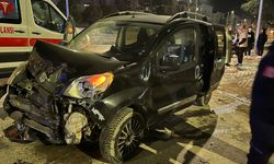 Hafif ticari araç otomobille çarpıştı: Yaralılar var!